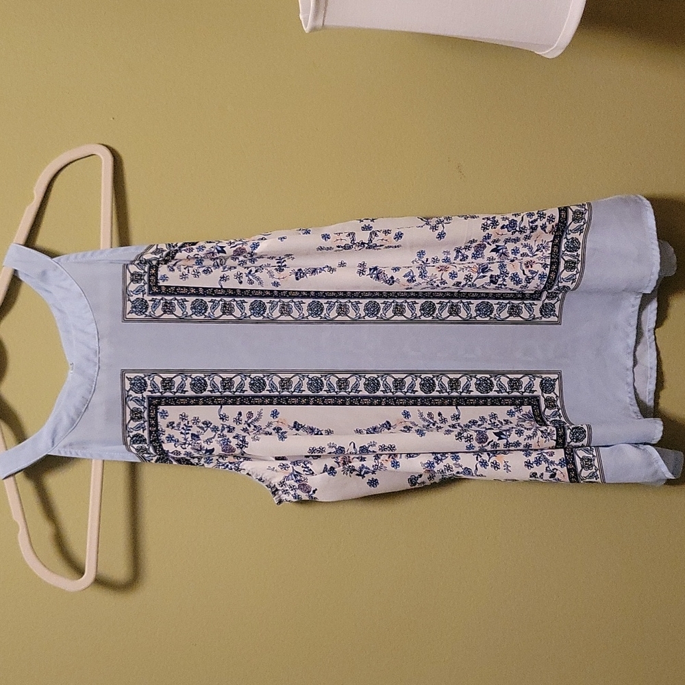 Sleeveless top, Blue & white with floral detail, Size Sm.
